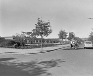 882067 Gezicht op een tijdelijk schoolgebouw aan de Costa Ricadreef te Utrecht.